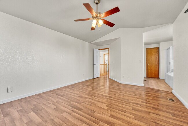 Building Photo - $3,400 - 5 Bed, 3.5 Bath Home in Aurora with in unit Laundry and Fenced in Yard!