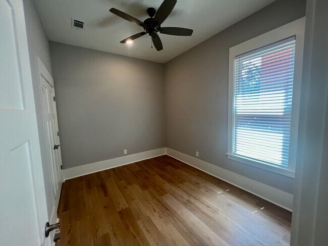 Building Photo - 4132 N Swann St