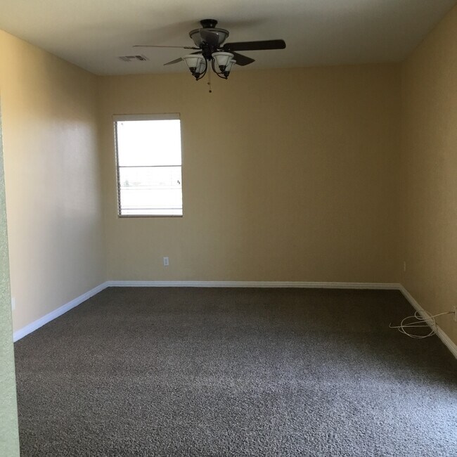 Building Photo - Northwest 4 Bedroom Beauty!!