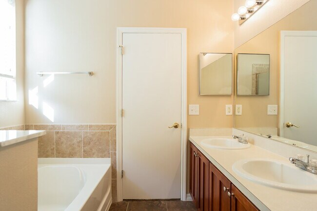 Building Photo - 2302 Abey Blanco Dr