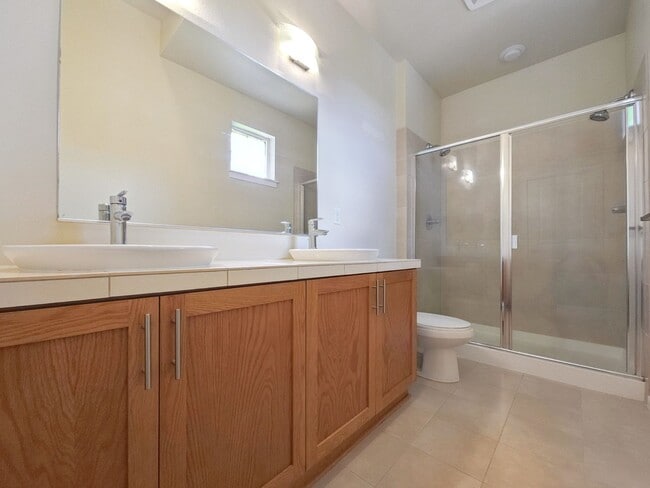 Building Photo - Spacious 3BR/3.5BA Townhome in Desirable E...