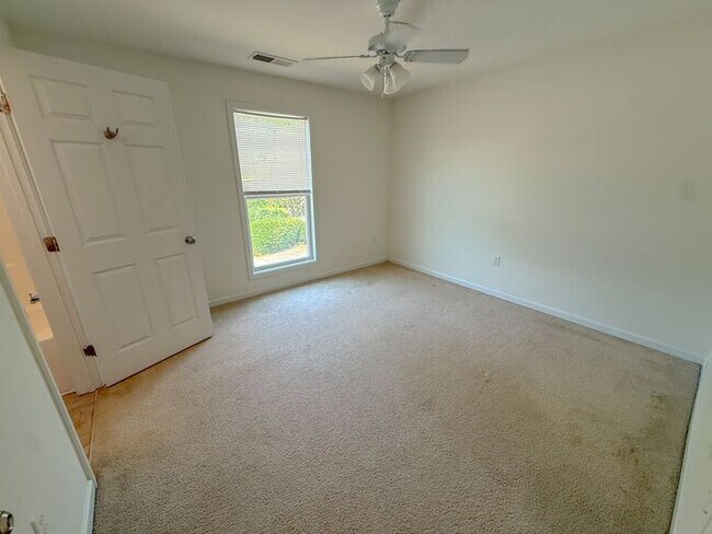 Building Photo - 4 Bed 4 Bath Condo with New carpet available now!!!