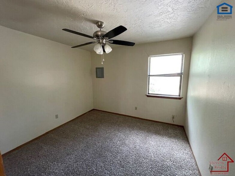 Building Photo - 1912 SW D Ave