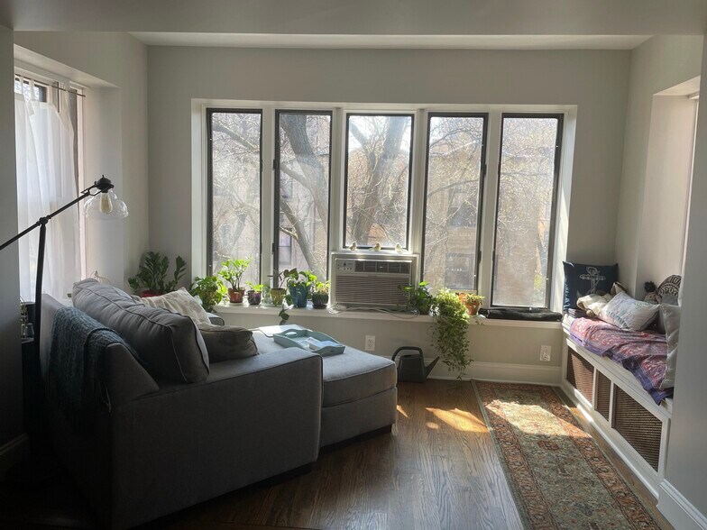 Building Photo - 3741 N Pine Grove Ave