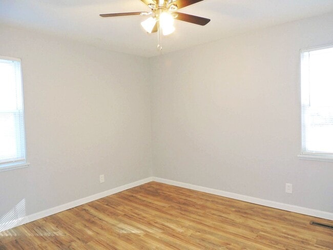 Building Photo - 4 Bed - 2 Full Bath Bungalow for Rent in Willowick!