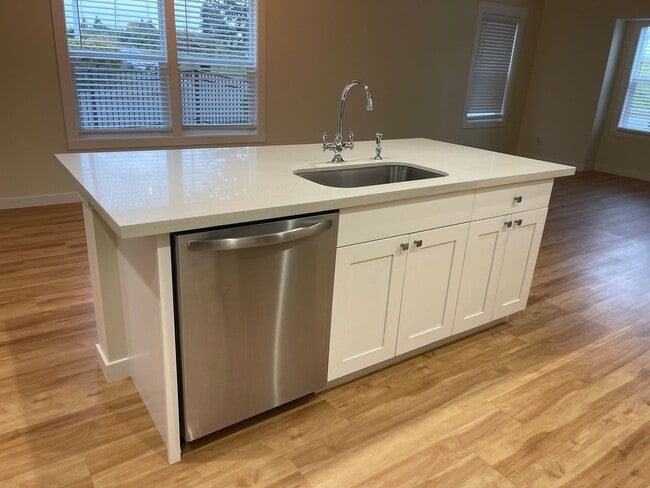 Building Photo - 2 story 3 bedrooms and  2 1/2 bath!