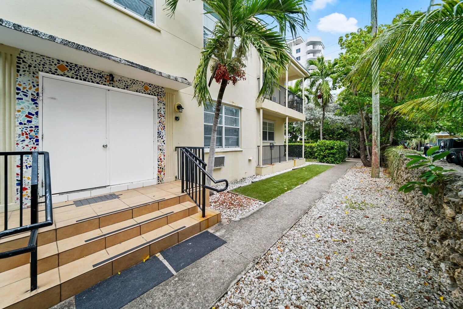 Building Photo - 1335 Lincoln Rd