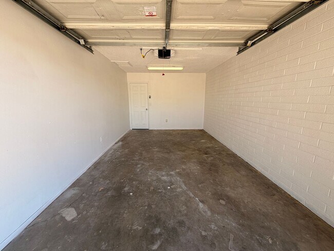 Building Photo - Single Story *NO* Carpet + *NO* HOA Avondale Home For Rent!