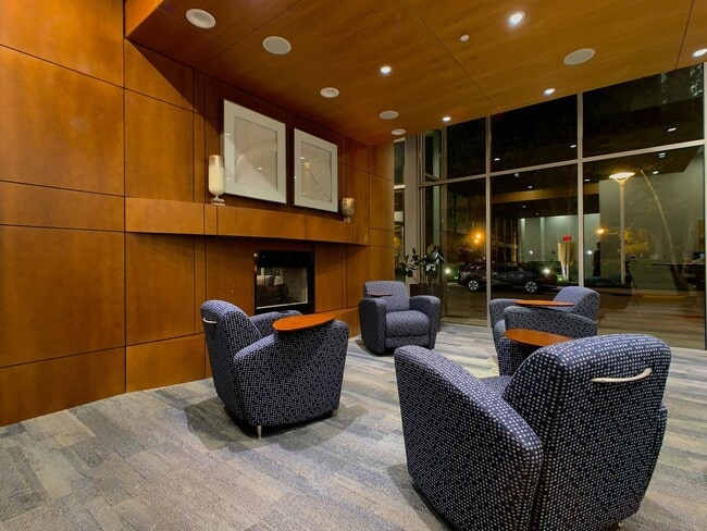 Building Photo - One bedroom condo located in heart of Buckhead!