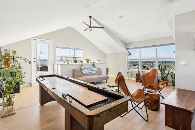 Building Photo - 412 W Shoreline Dr