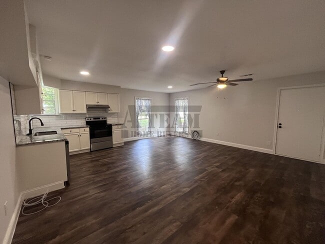 Building Photo - Cozy 3 Bedroom 1 Bathroom with Large Yard