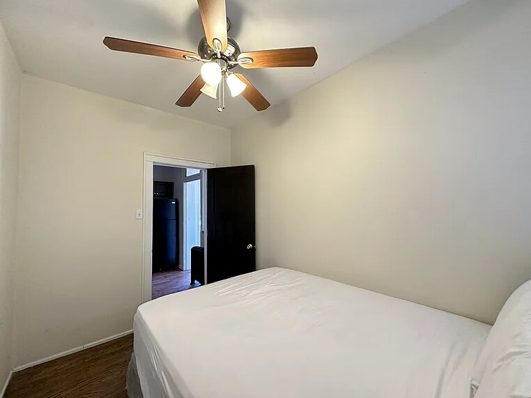 Building Photo - 5024 N Ridgeway Ave