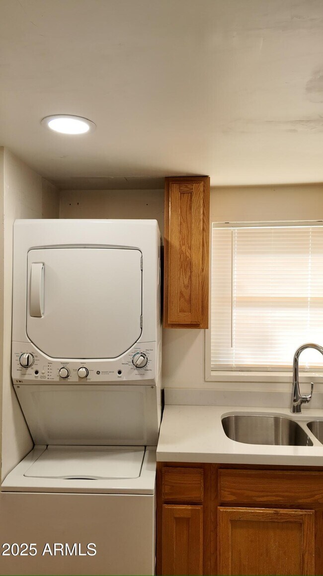 Building Photo - 1429 E Osborn Rd