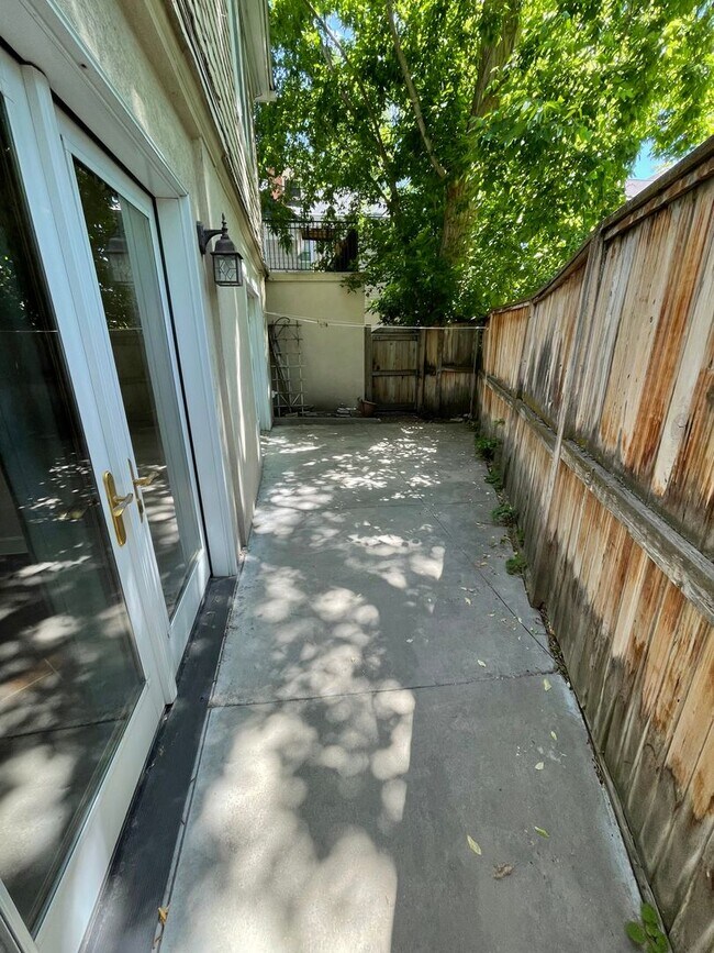 Building Photo - One Bedroom Apartment, Salt Lake City, $13...