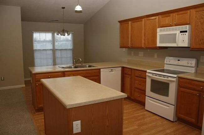 Building Photo - CUTE 3 BEDROOM IN COLONY PINES