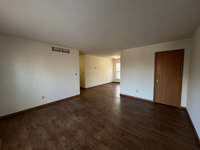 Building Photo - 4 bed 1.5 bath home close to I-44