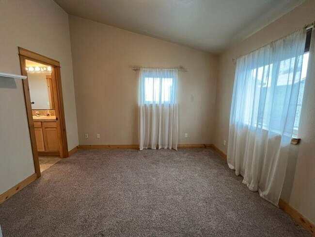 Building Photo - Charming 3 Bed + Loft Row Home in Quiet Neighborhood | 2.5 Baths | 2-Car Garage