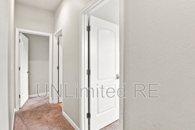 Building Photo - 2520 W Pikes Peak Dr