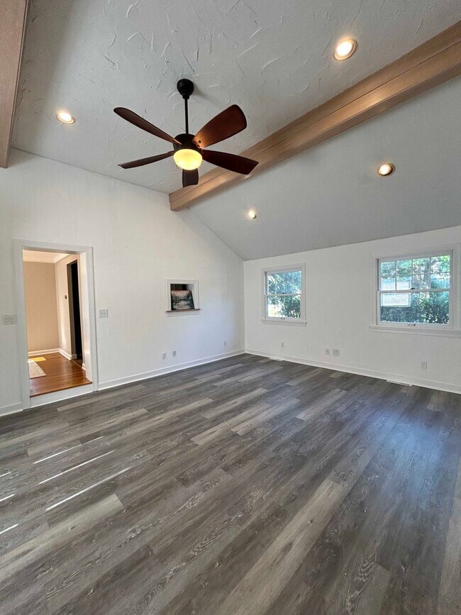Building Photo - Spacious Colonial For Rent in Lyndhurst