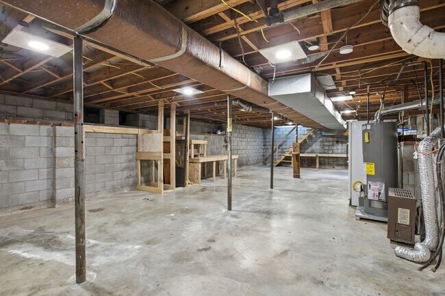 Building Photo - Donelson mid-mod ranch with full unfinished basement workshop, large yard, 3 BR 1 Bath, 20 minute...