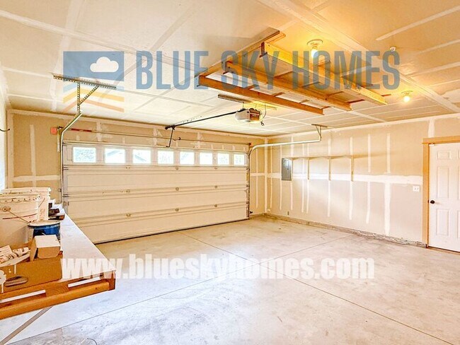 Building Photo - 5930 N Silver Maple Ave