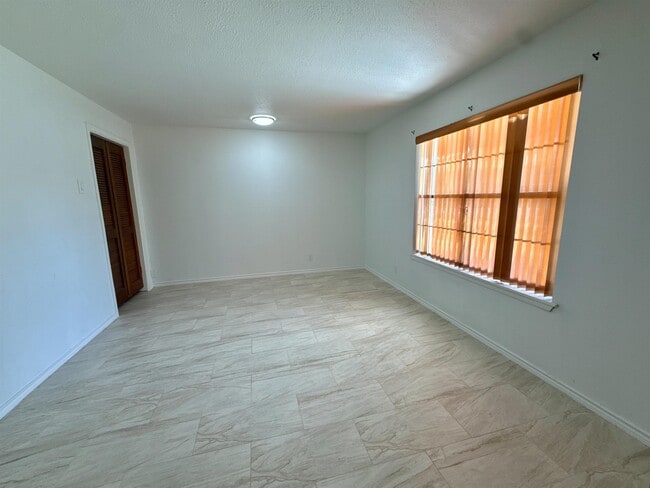 Building Photo - 201 Gumwood Ln