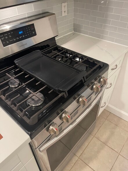 Samsung Gas Range - 7330 Yarmouth Ave