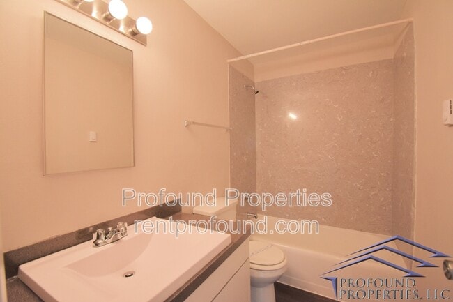 Building Photo - 742 SE 13th Ave