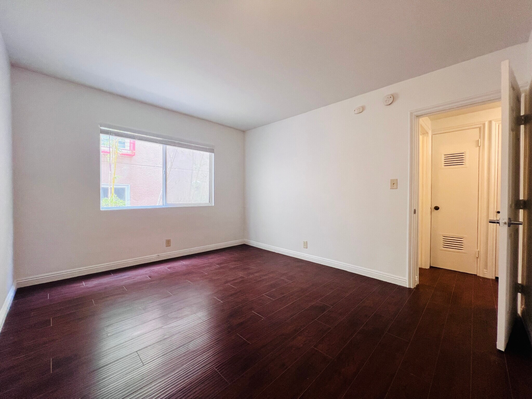 Building Photo - 1142 S Serrano Ave