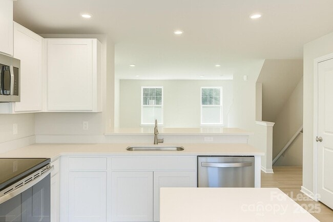 Building Photo - 8025 District Dr