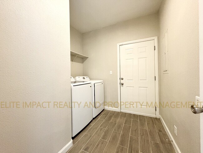 Building Photo - 4247 E White Water Dr