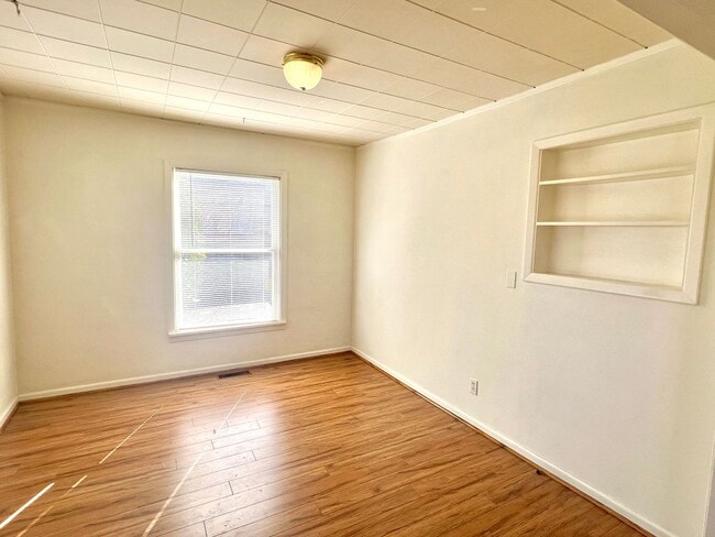 Building Photo - Portsmouth Neighborhood 3 story Home with Laminate H/W Floors, Fenced Backyard