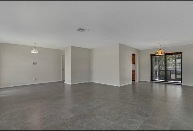Building Photo - 12186 Sycamore Ln