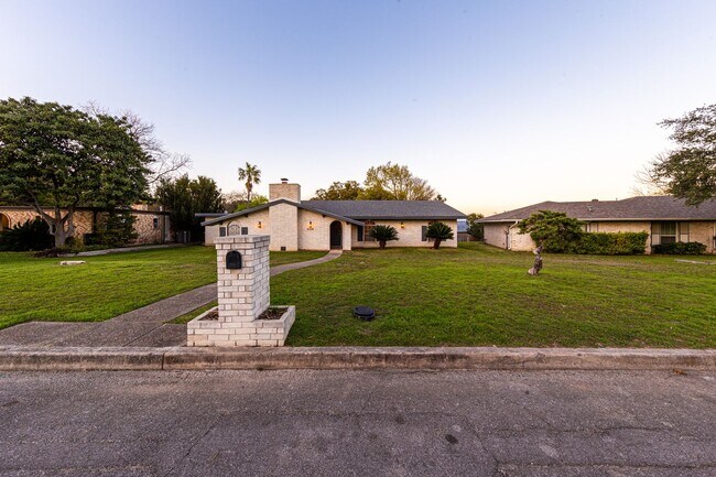 Building Photo - BEAUTIFULLY RENOVATED ONE STORY HOME IN A ...