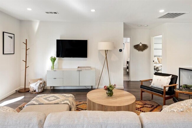 Building Photo - 6805 Western Oaks Blvd