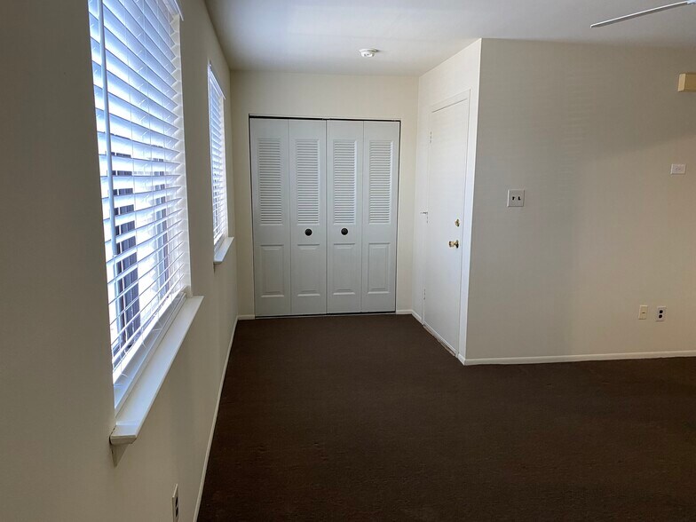 living room - 1022 Gum Pl