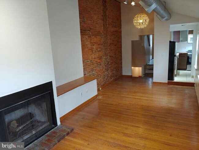 Primary Photo - 426 Dickinson St