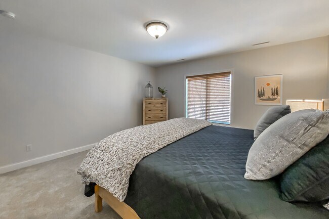 Building Photo - Warm and Luxurious 4 bedroom Executive Estate