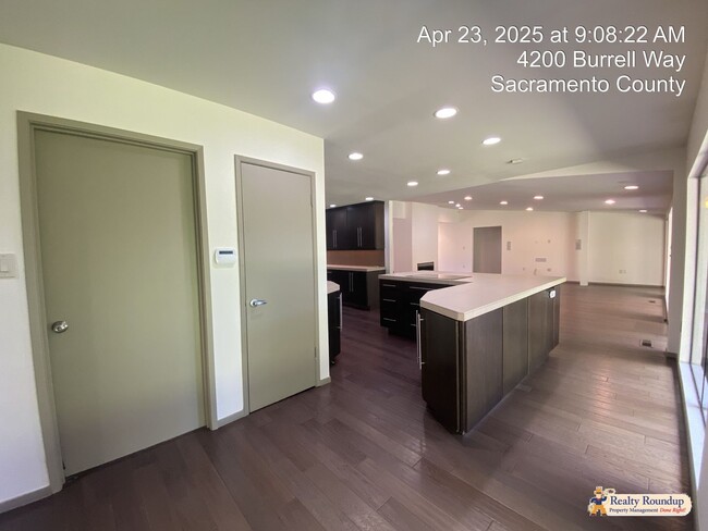 Building Photo - Sprawling Ranch with Open Floorplan & Exce...