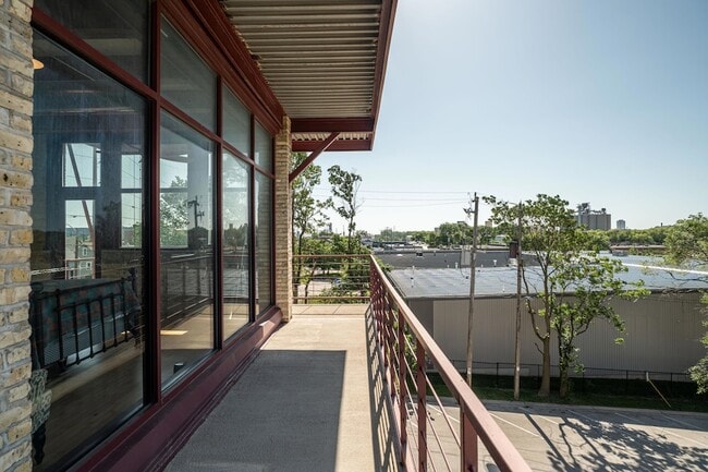 Building Photo - 215 W Maple St