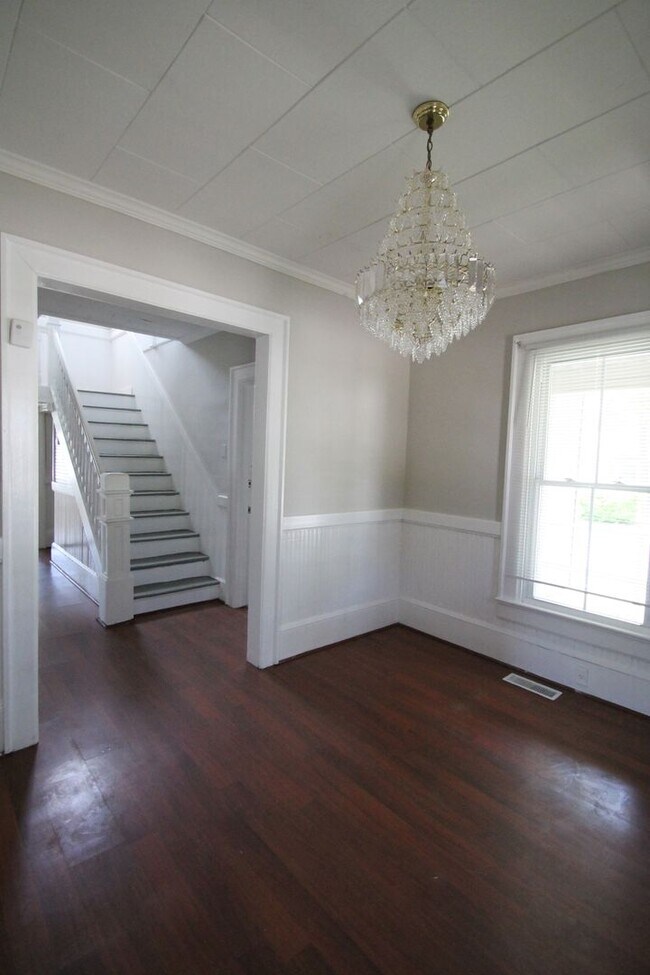 Building Photo - Exclusively Offered By Muse Realty Rentals...