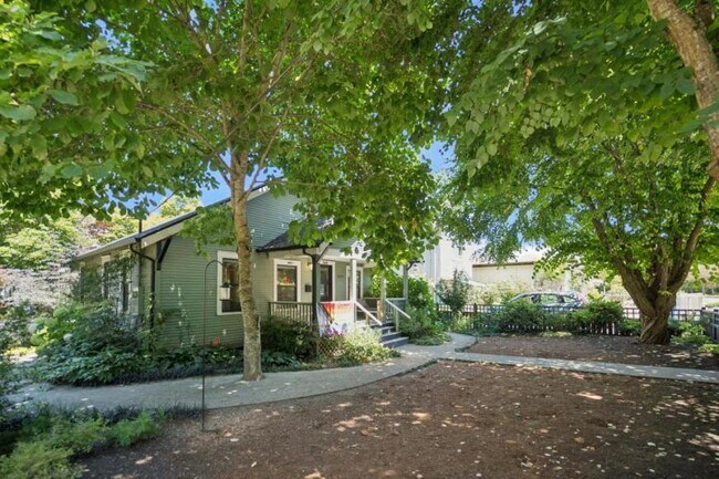 Building Photo - 3 bedroom in Seattle WA 98108