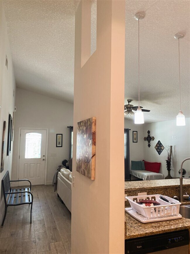 Building Photo - 209 7th Ln
