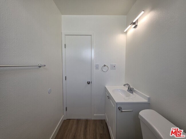 Building Photo - 2009 Carnegie Ln