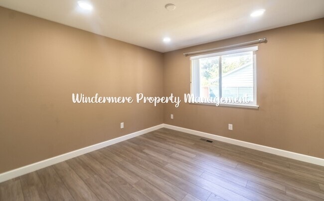 Building Photo - Bright and Charming 3 bed Rambler in Convenient Port Orchard Location