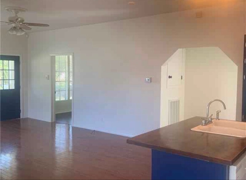 Building Photo - 402 S Cherry St