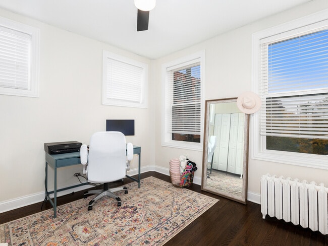 Building Photo - 1335 W Lunt Ave