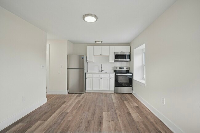 Building Photo - 109 W Queen Ln