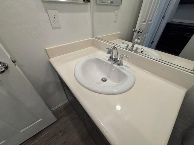 Building Photo - Charming 3-Bedroom Home with Spacious Back...