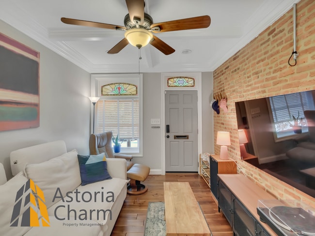 Building Photo - Classic Brick Rowhome with Rooftop Views